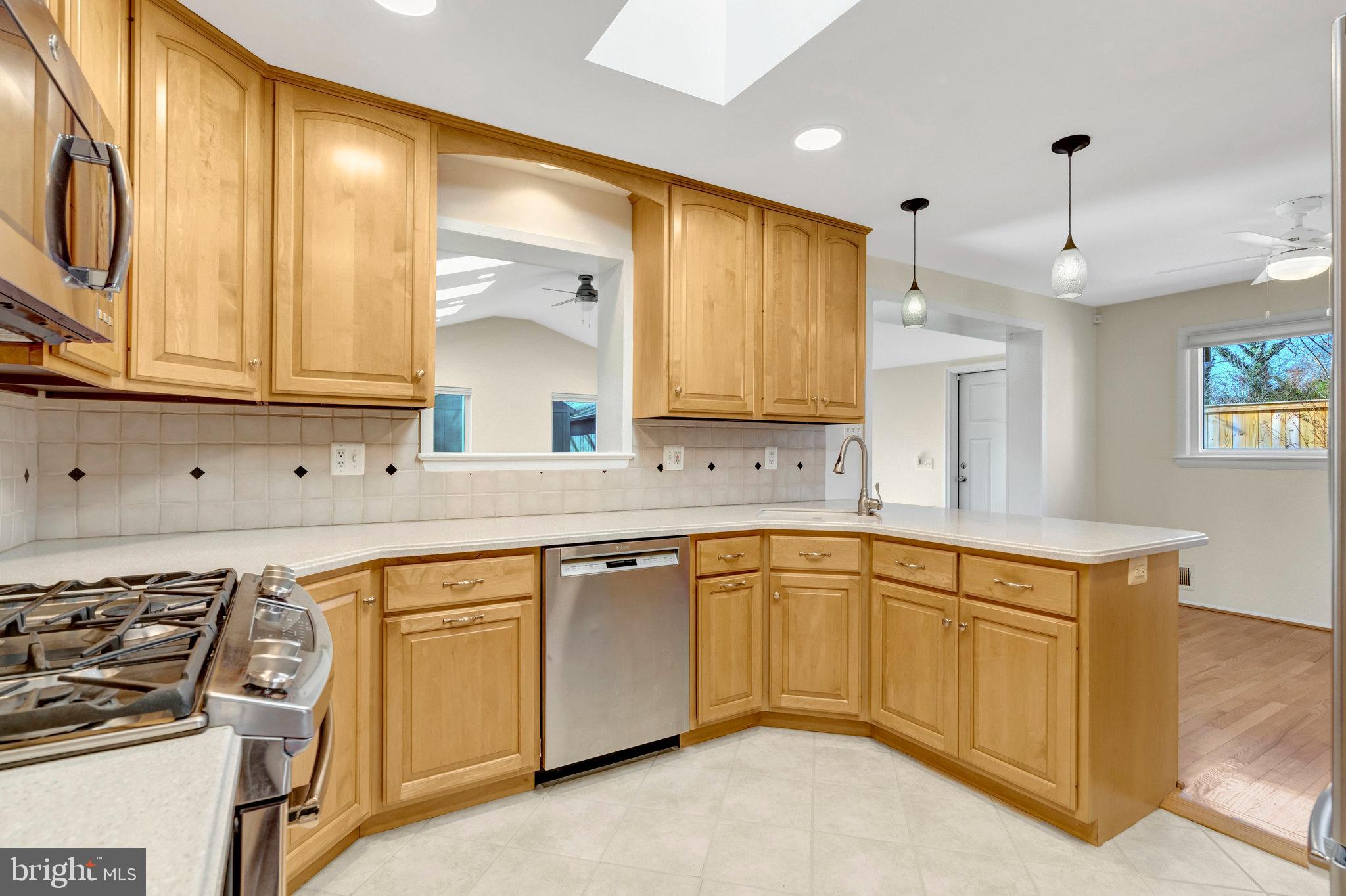 COUNTRY CLUB MANOR - Residential