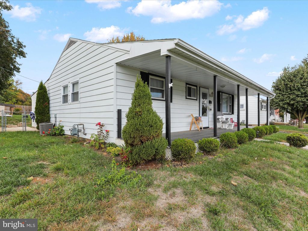 Photo of 1229 Wayne Avenue, HAGERSTOWN, MD 21742 (MLS # MDWA2032378)