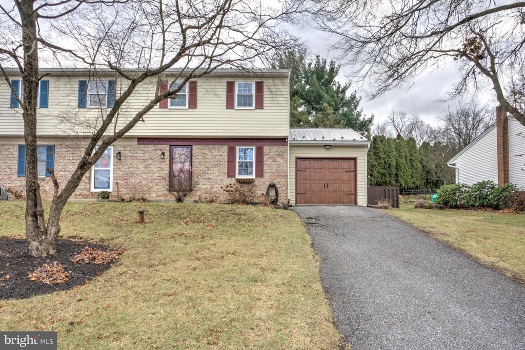 Photo of 342 Edgehill Drive, AKRON, PA 17501 (MLS # PALA2062576)