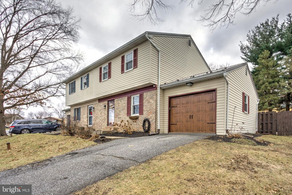 Photo of 342 Edgehill Drive, AKRON, PA 17501 (MLS # PALA2062576)
