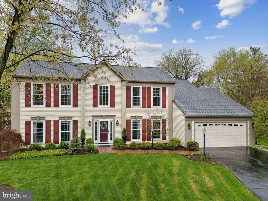 **ACCEPTING BACKUP OFFERS** This beautifully upgraded Jamestowne model by Pulte is nestled at the end of a quiet cul-de-sac in the desirable Oakenshaw neighborhood. The owners have lovingly enhanced and maintained the home over the years. Highlights include a stunning kitchen remodel and a cozy family room featuring a gas fireplace. The Santos Mahogany floors impart a warm and luxurious ambiance throughout the space. Spacious bedrooms boast vaulted ceilings and abundant storage options. The primary suite is a true retreat, showcasing a cathedral ceiling and a fully updated en-suite bath complete with a jetted tub, double vanity, and frameless shower. Step outside to discover a fenced yard that includes an Amish-built shed, a firepit, a charming paver patio, and beautifully landscaped grounds with a variety of perennials and flowering trees. Conveniently located near VRE, shopping, dining, and major commuter routes, this home has no HOA. It's a stunning property straight out of a decor magazine—don't miss your chance to see it!