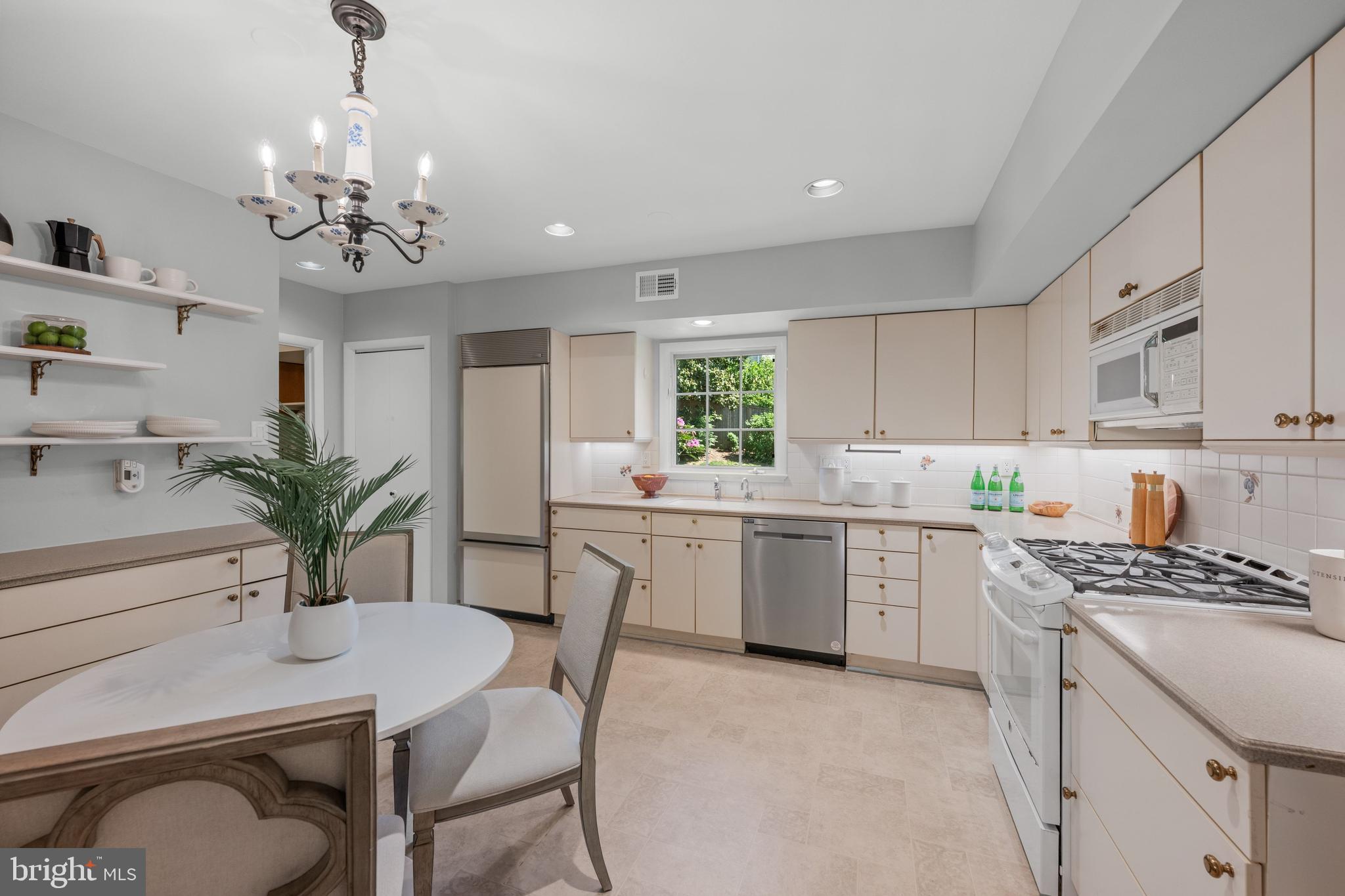 REGENCY ESTATES - Residential
