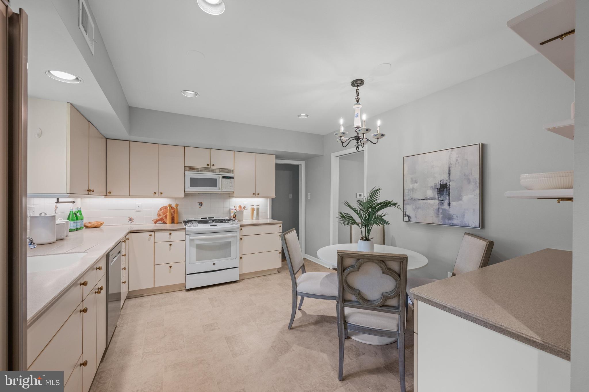 REGENCY ESTATES - Residential