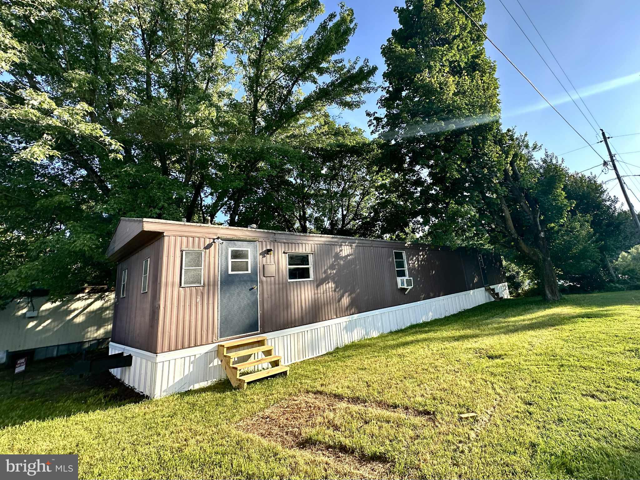 🏡 Remodeled 3 Bed / 1 Bath Mobile Home – Martinsburg, WV
✨ Affordable Living • Clean title in hand!
Located in Pheasant Ridge Park - a quiet and friendly all age community, this beautifully updated 3-bedroom, 1-bath manufactured home is move-in ready and full of charm. Whether you're downsizing, starting fresh, or looking for budget-friendly living with modern finishes — this home delivers comfort and value.
🛠️ Features: ✅ Remodeled inside and out ✅ Fresh paint, new carpet, updated flooring, and stylish finishes ✅ Spacious open-concept living and kitchen area ✅ Updated bathroom with modern fixtures ✅ Ample natural light and cozy bedrooms ✅ Washer/dryer/stove/window AC units ✅ Appliances included
📍 Location: Easy access to shopping, schools, and amenities - only 55 minutes from Northern Virginia & 1.45 hours from Washington DC!
💰 Lot Rent: $450/month (only includes lot) Must be park-approved before purchase Background check required by the park Water/sewer/power/trash billed individually