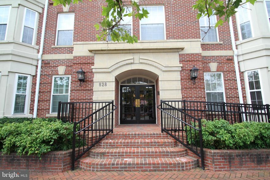 AMAZING LOCATION!!! Right off GW Pkwy. Close to shops, dining, dog park & bike/jog trails. A commuters dream! Walk to Old Town, Potomac Yards, Braddock Metro, & only 5mins to DC. All new high end SS Bosch KIT apps. Open & bright throughout.  W/D in unit. High ceilings, gas fp, HW floors, recessed lighting, elegant crown moldings & chair rail. 2 parking spots. 2BR/2BA condo is not to be missed!