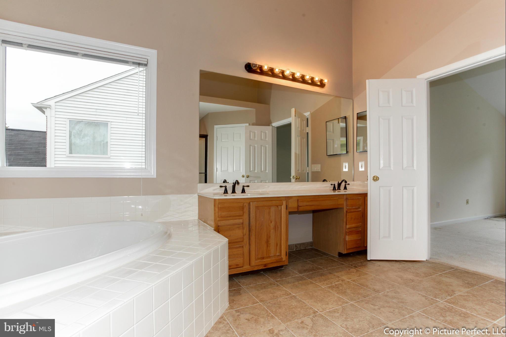 LAKE HALLOWELL - Residential