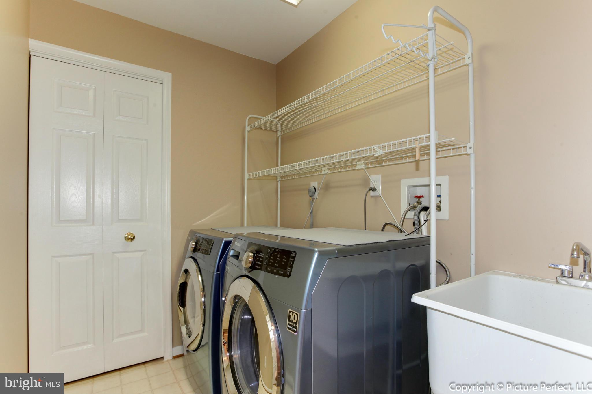 LAKE HALLOWELL - Residential