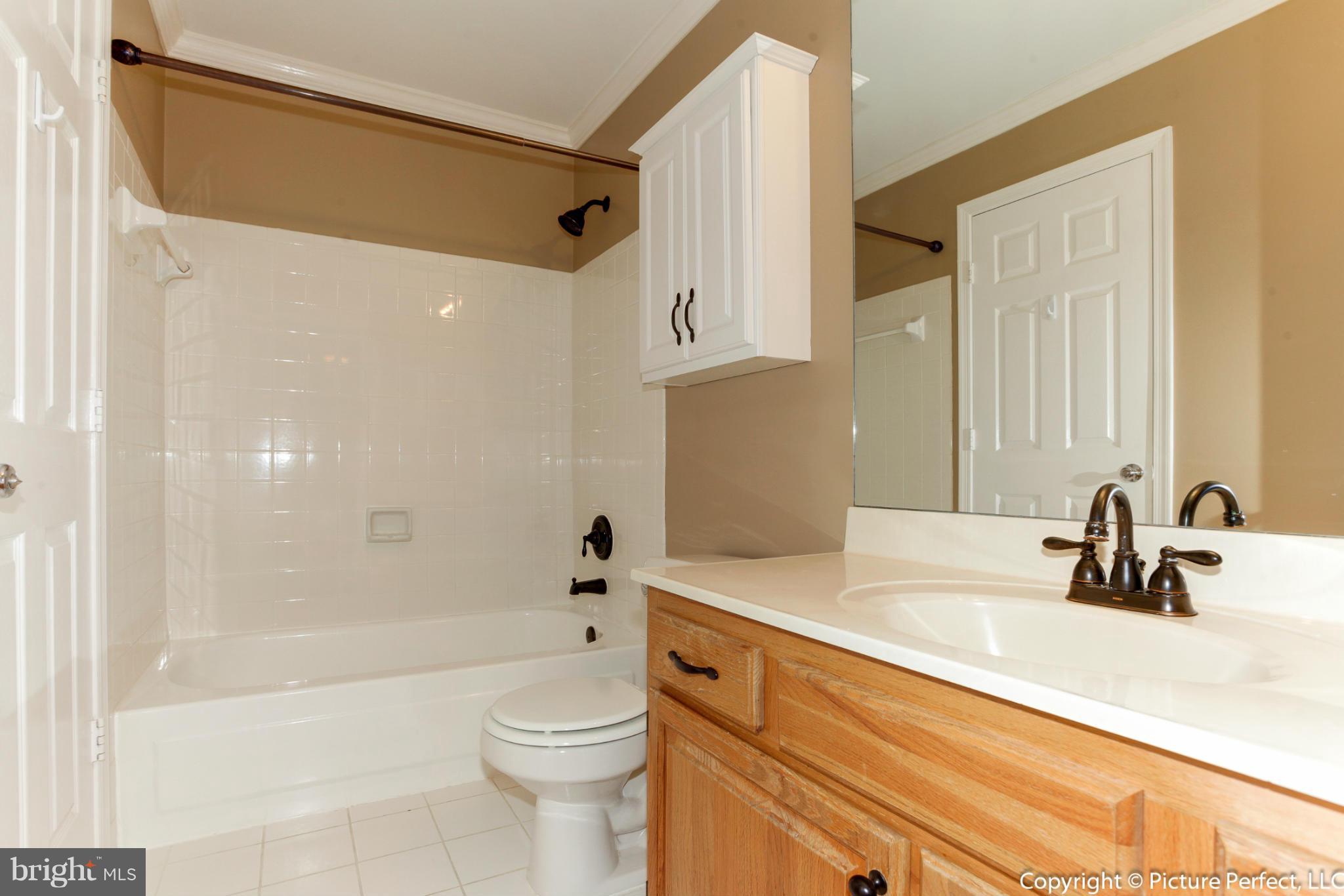 LAKE HALLOWELL - Residential