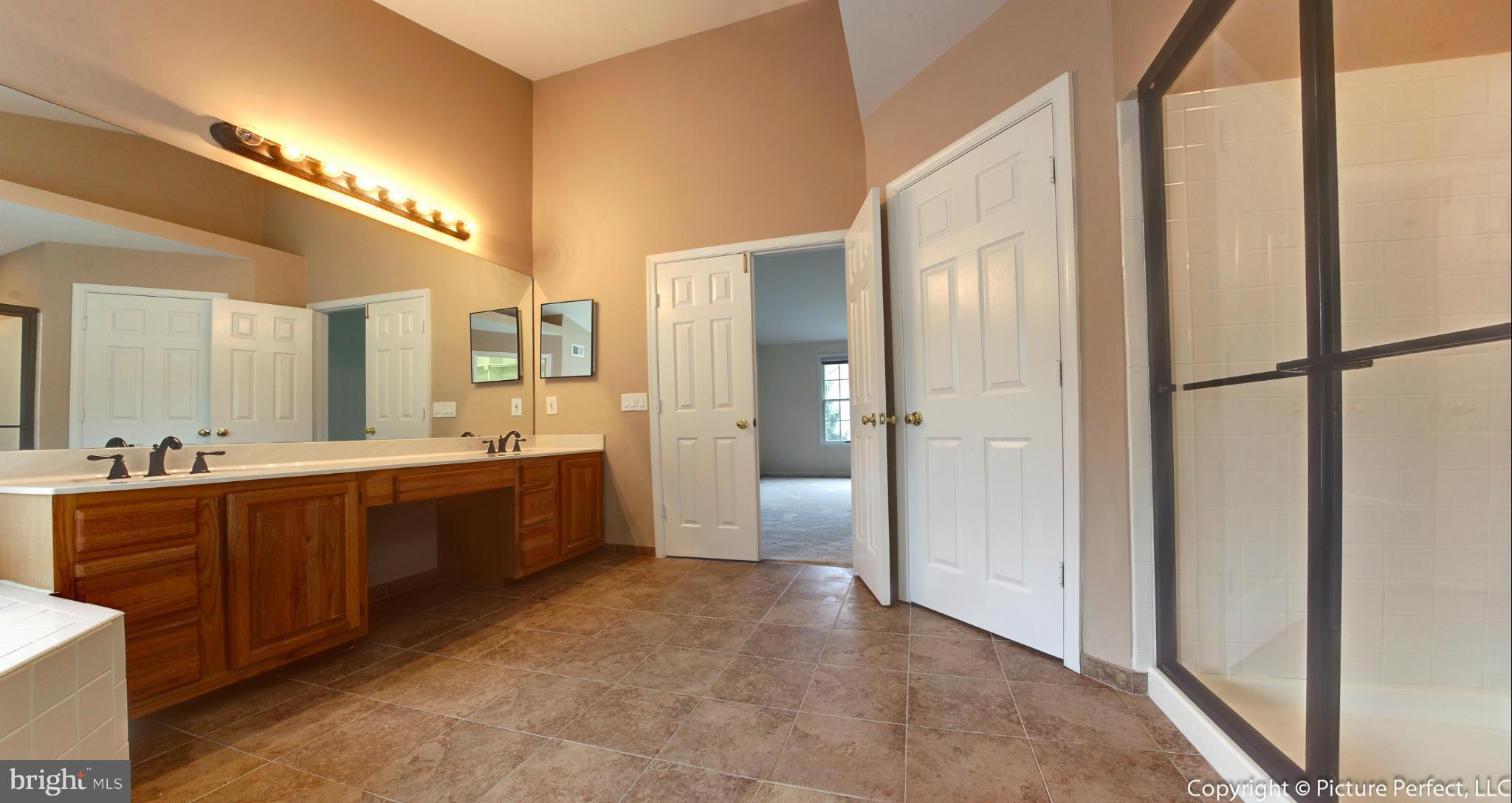 LAKE HALLOWELL - Residential