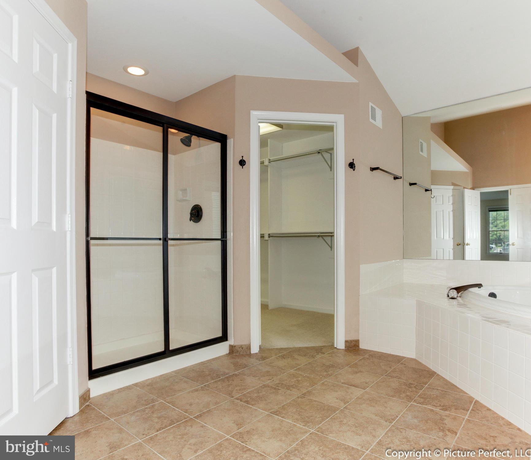 LAKE HALLOWELL - Residential