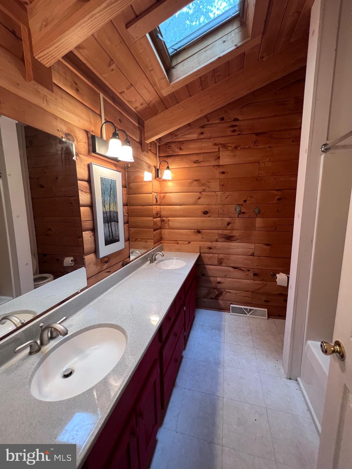 COLONIAL VILLAGE - Residential