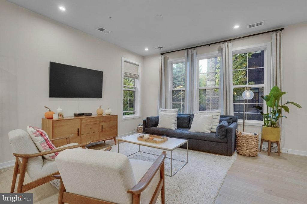 Photo of 7436 Backett Wood Terrace #505, MCLEAN, VA 22102 (MLS # VAFX2277388)