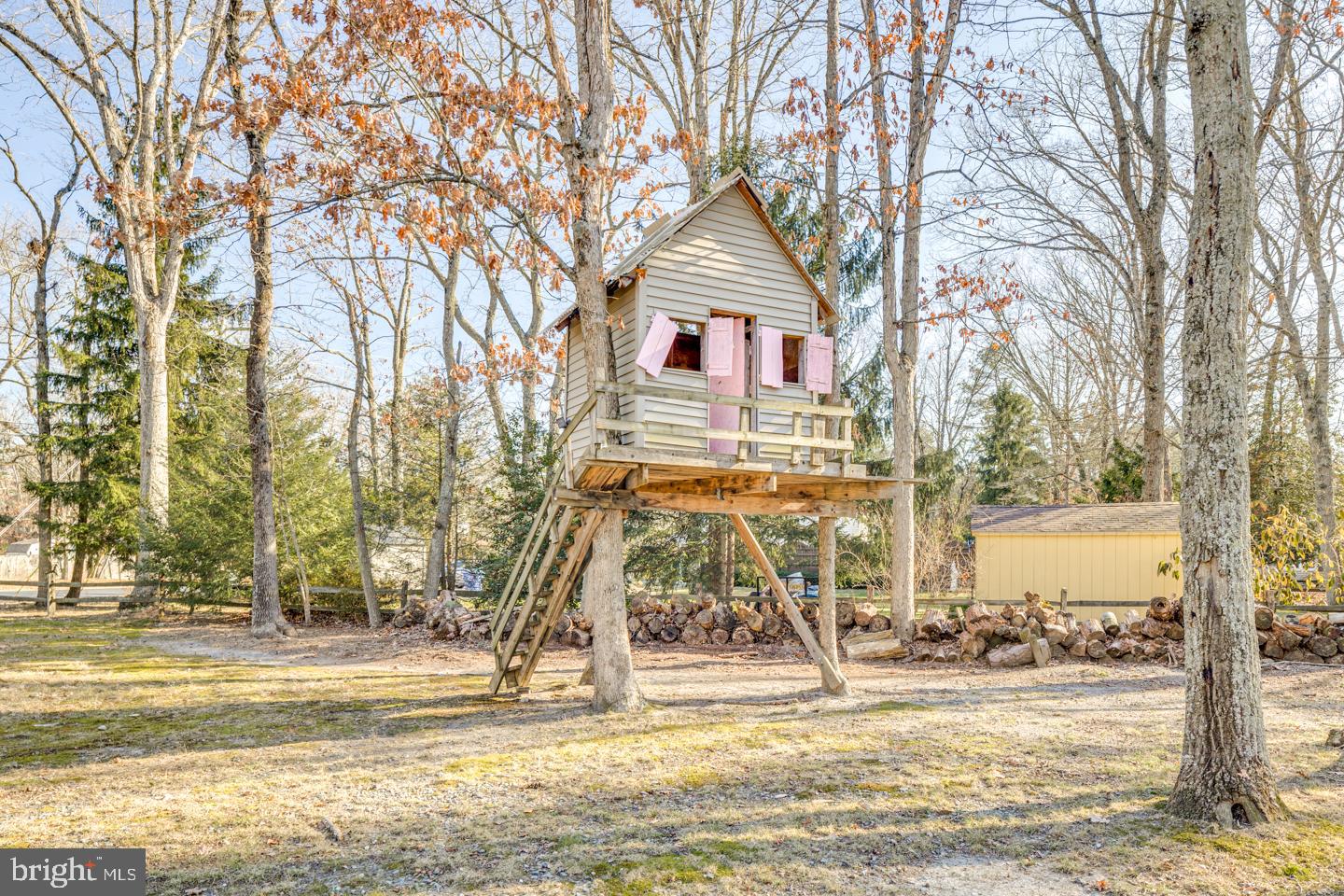 WHISPERING WOODS - Residential