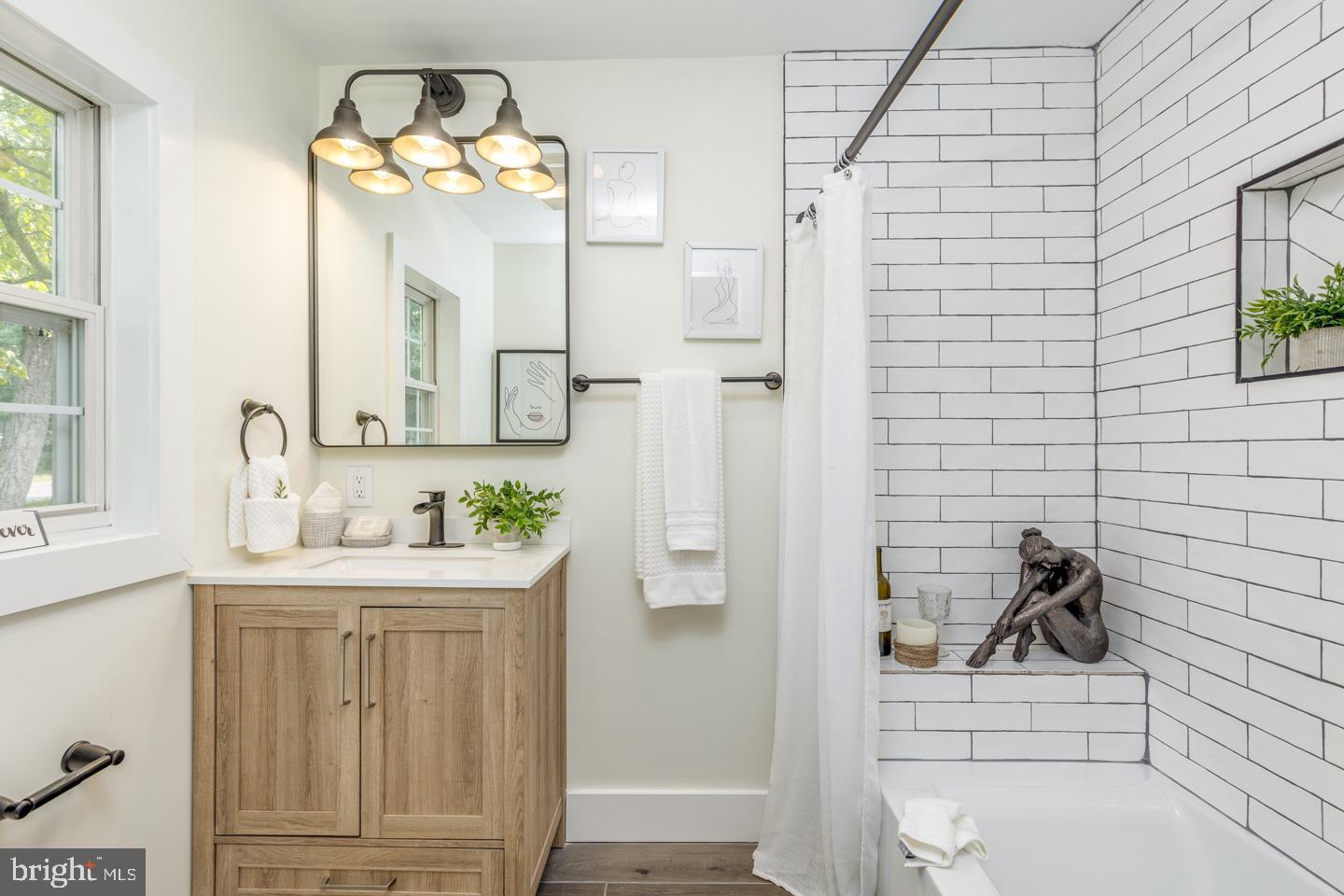 WHISPERING WOODS - Residential