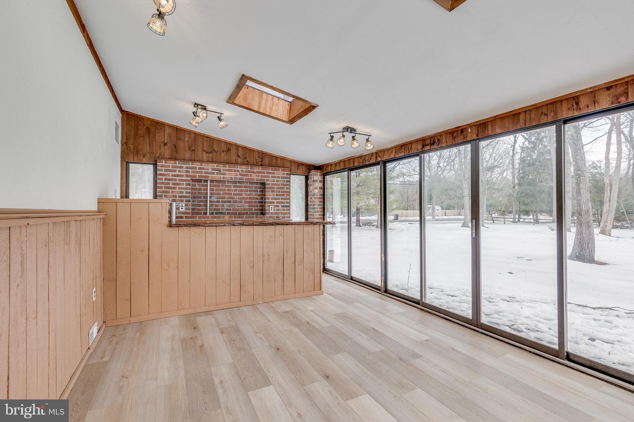 WHISPERING WOODS - Residential