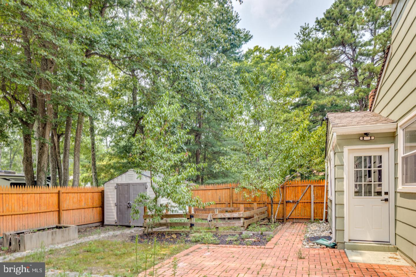 WHISPERING WOODS - Residential