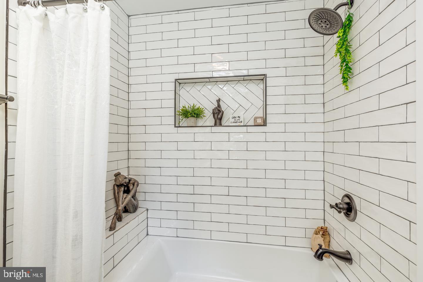 WHISPERING WOODS - Residential