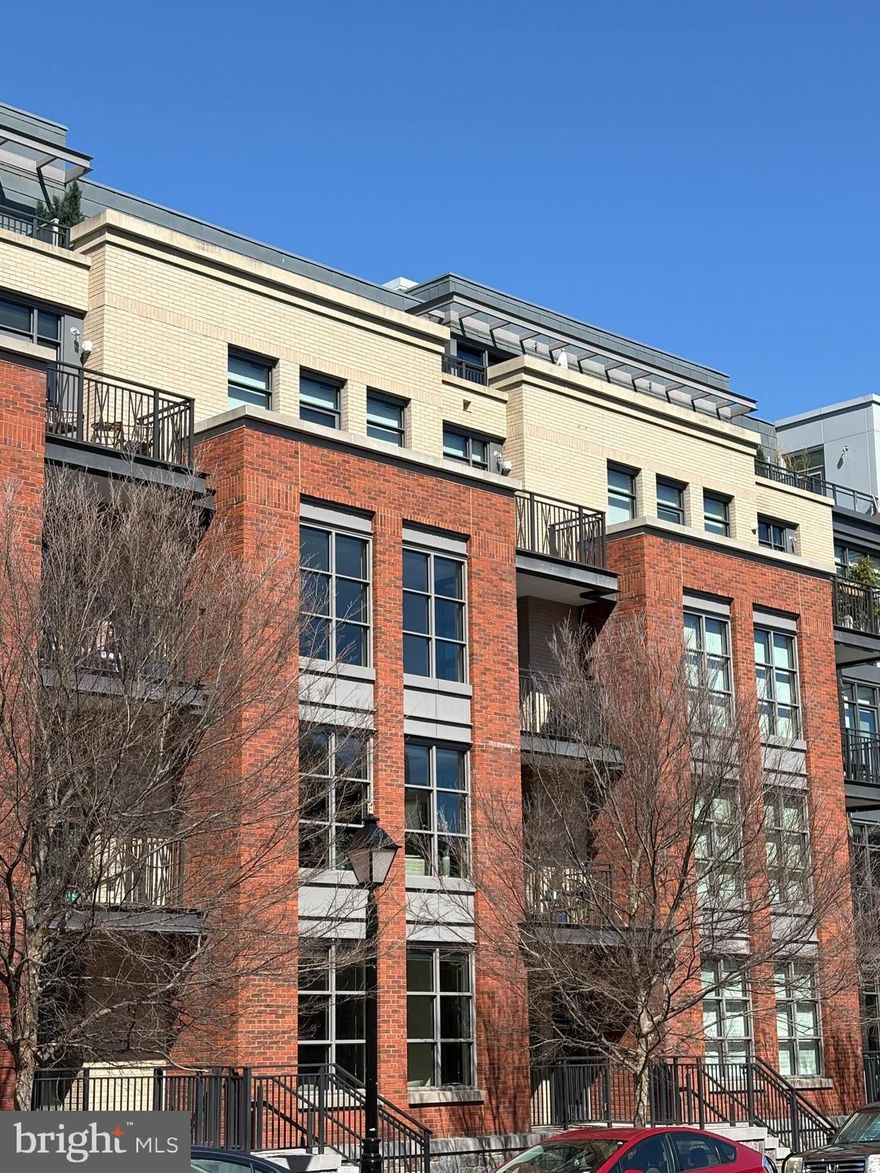 Beautiful, bright condominium.