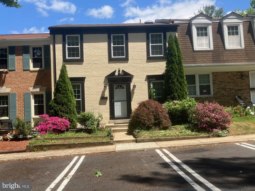 Beautiful brick front townhome in fantastic location * four bedroom 3 1/2 bathroom* eat in kitchen, living room/dining room combo, hardwood floors *walkout lower level. Closeby to shopping* 270/NIST/Seneca  State Park* Great opportunity come and get it!