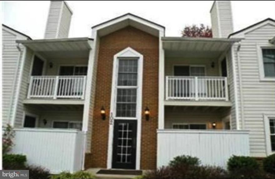 2BR/1BA Condo on Top floor.  Unit features living rm/dining rm combo, kitchen with black Corian countertops, upgraded appliances and maple cabinets.  Washer/Dryer in unit.  Additional storage available to owners.  One assigned parking space, with ample parking for guests.  Countryside HOA amenities are available.  Easy access to FFX Parkway and Routes 28 and 7, Nearby Dulles Town Center.