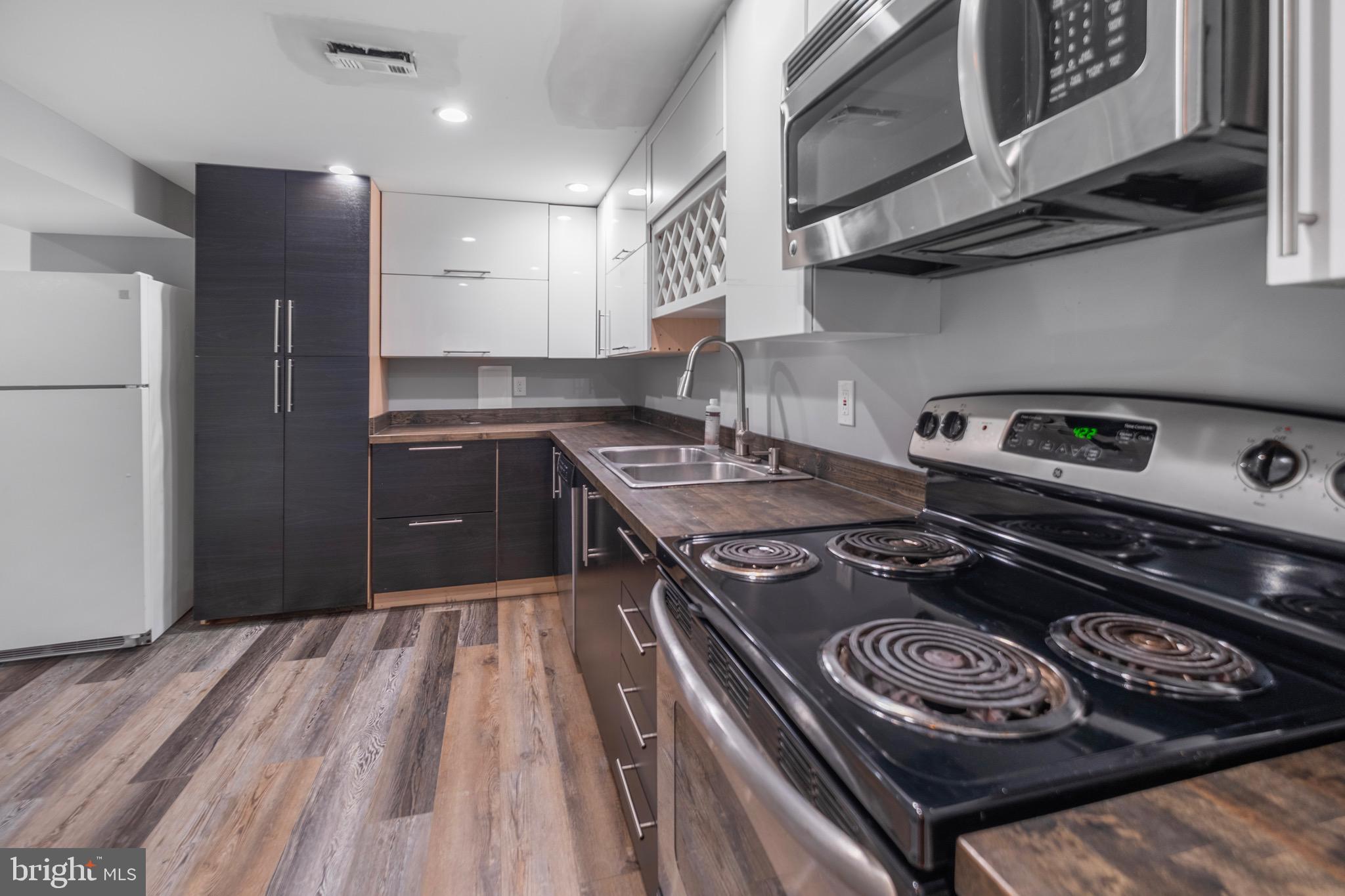 MANOR WOODS - Residential Lease