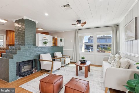 11 CRIMSON KING LANE LEVITTOWN PA 19055