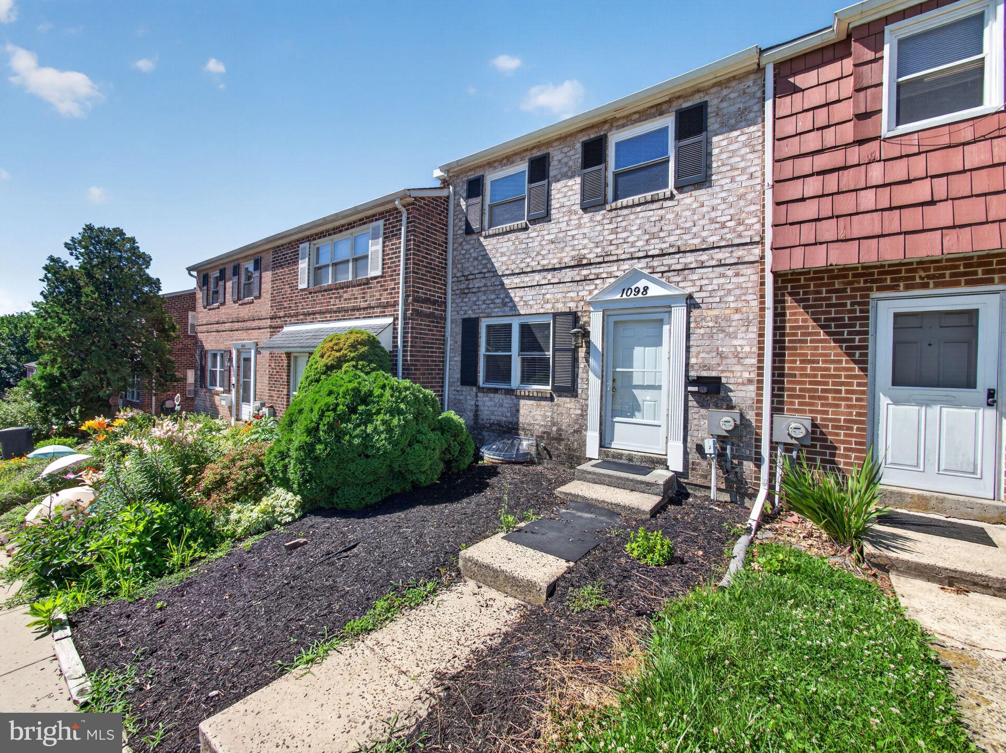 1098 BAYLESS PLACE