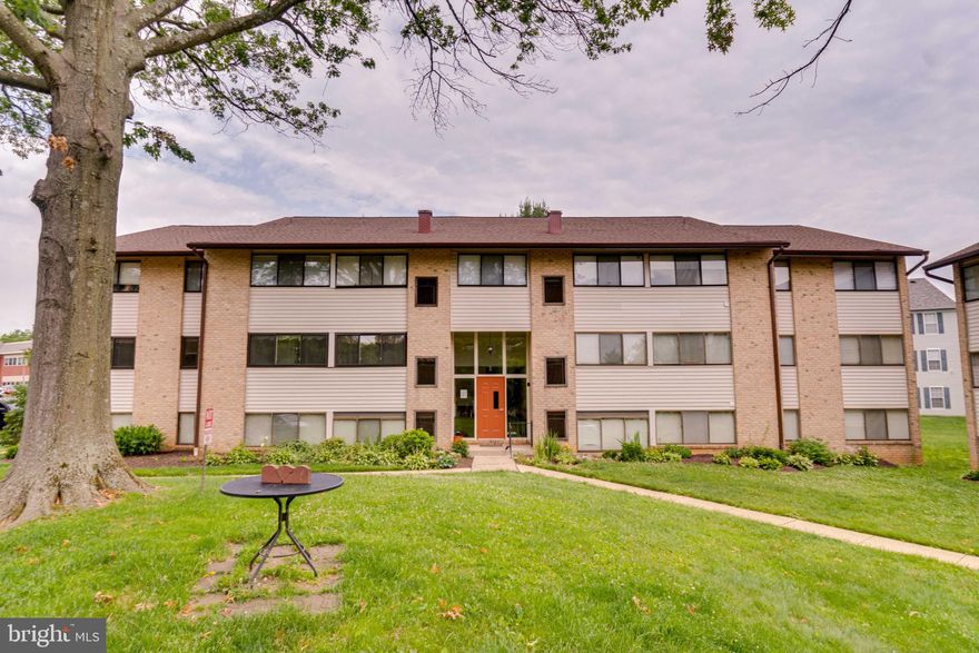 Turnkey Penthouse Condo  in  Bright Oaks. Condo features new carpet, fresh paint and updated SS appliances. Separate dining room. Open concept living with bonus sun room.. Primary Bedroom has its own bathroom and a walk in closet.  Huge storage unit on same floor as condo. Community pool included in Condo fees. Prime location near shopping and restaurants!