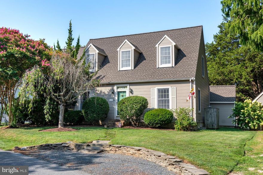 Sunny and charming three-bedroom home, each with an ensuite full bath, on sought after South St in Oxford’s Historic District. Prime downtown location close to waterfront, restaurants, and numerous amenities. Quiet corner lot yet centrally located and very private. Screened porch and open deck. Living room with gas log fireplace. First floor bedroom with full bath. 1/2 bath off the kitchen. Upstairs you will find two well-appointed bedrooms with private full bathrooms, one with a large sitting area. Nice yard with garden shed creates a beautiful setting. Fully encapsulated crawl space and access to additional attic storage. Separate laundry room. New roof in 2024. This house is in excellent condition and is move in ready.