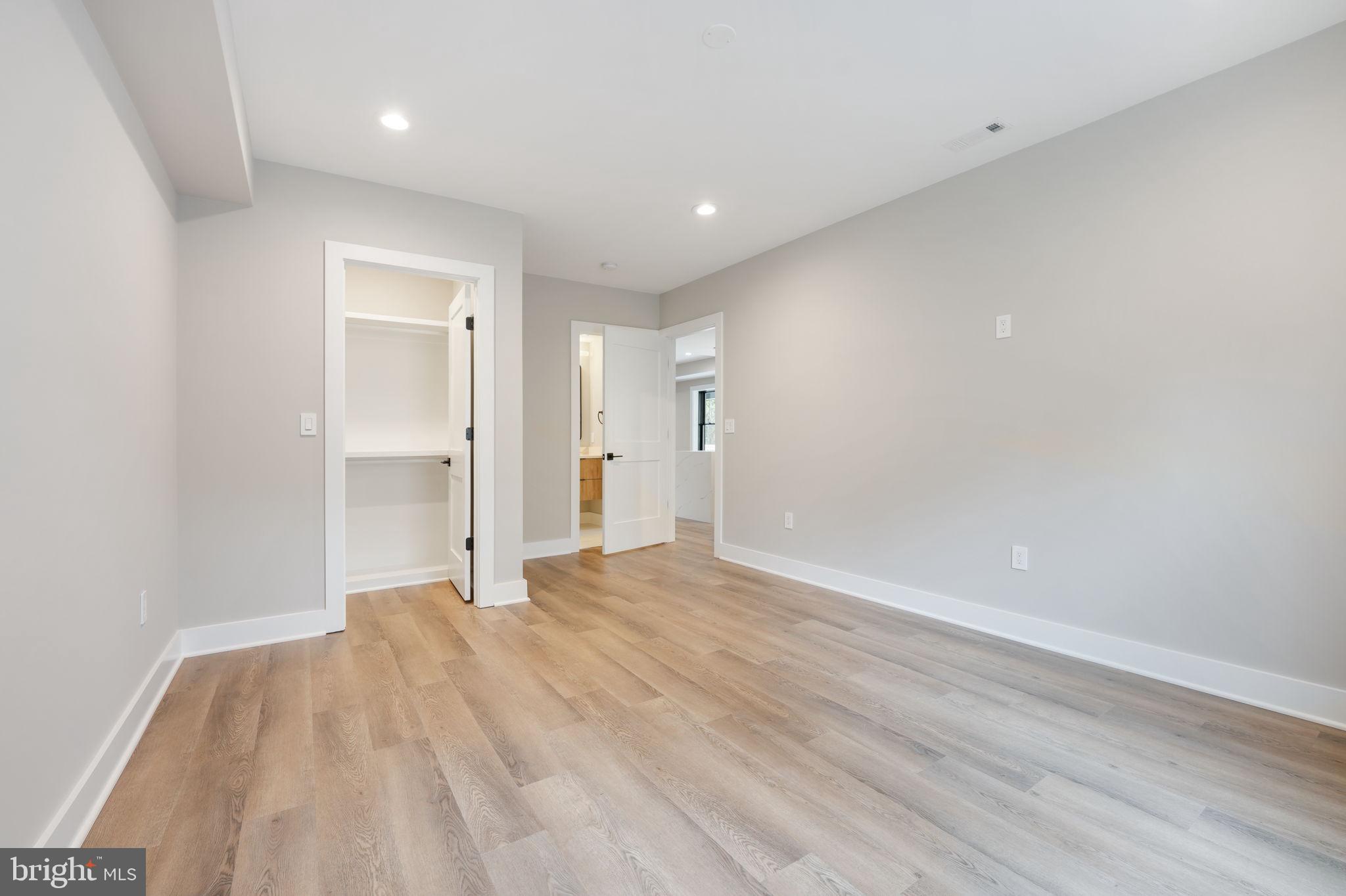 BROYHILL GLEN GARY PARK - Residential