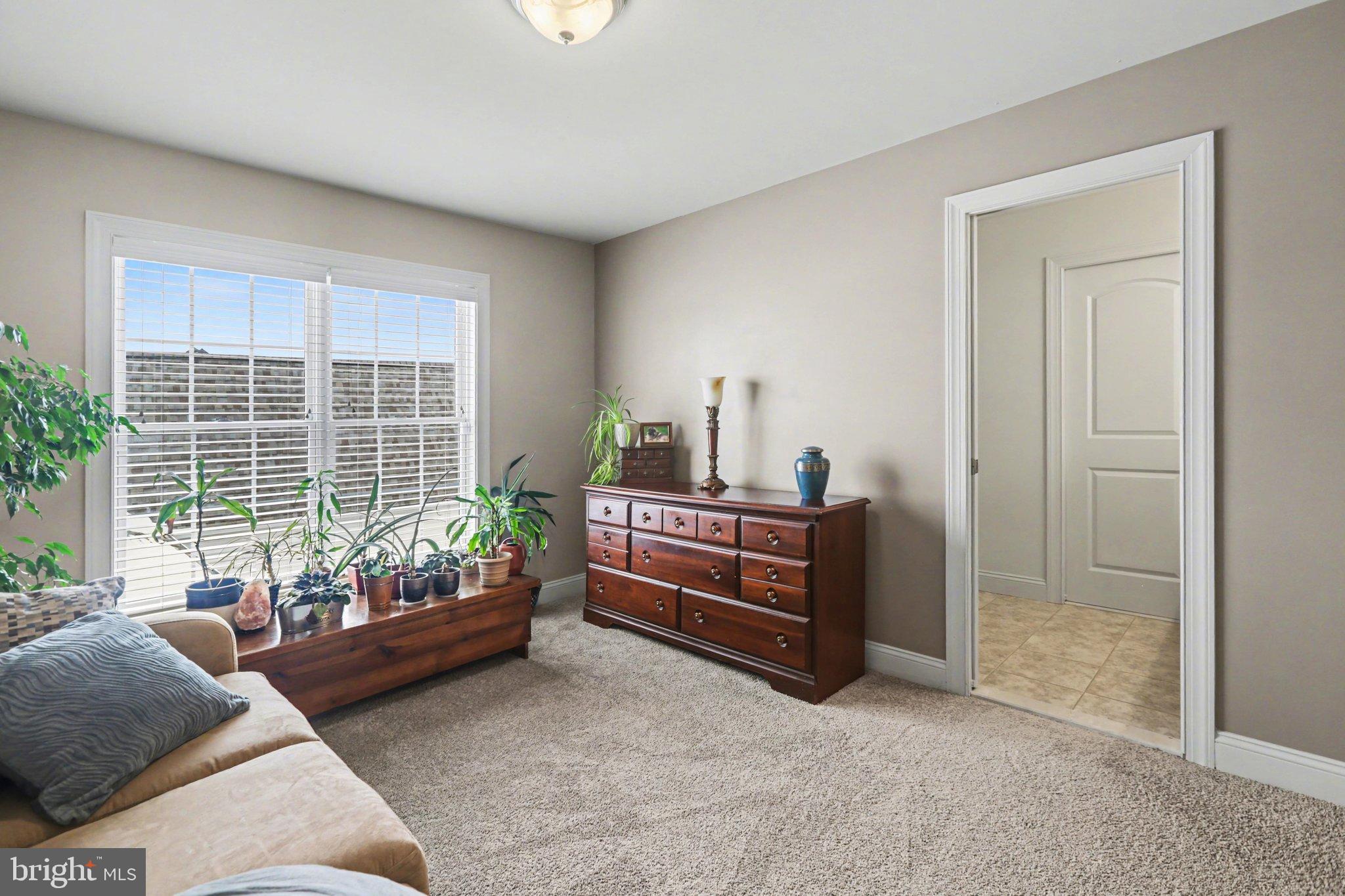 JAMESTOWN SQUARE - Residential