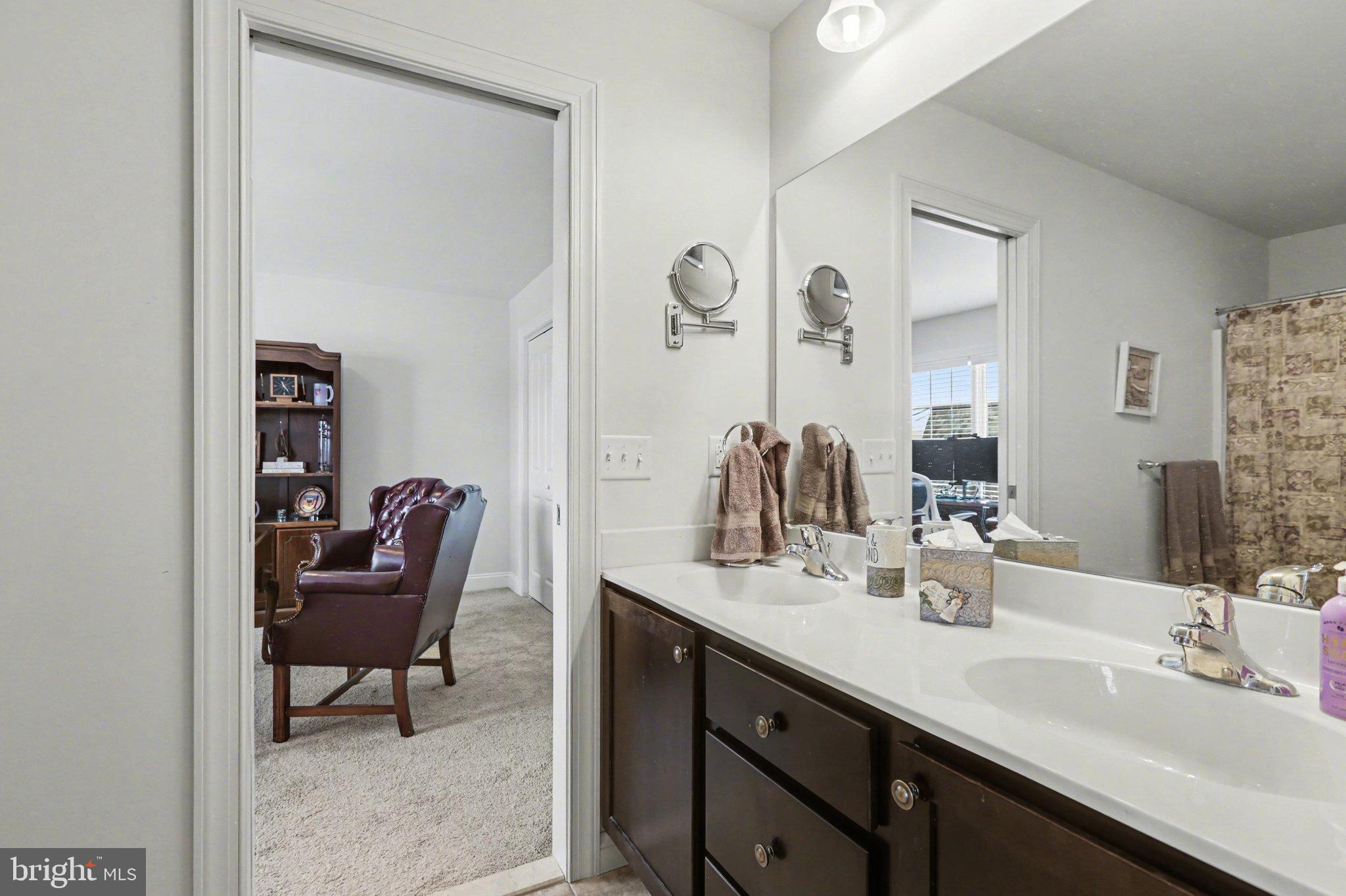 JAMESTOWN SQUARE - Residential