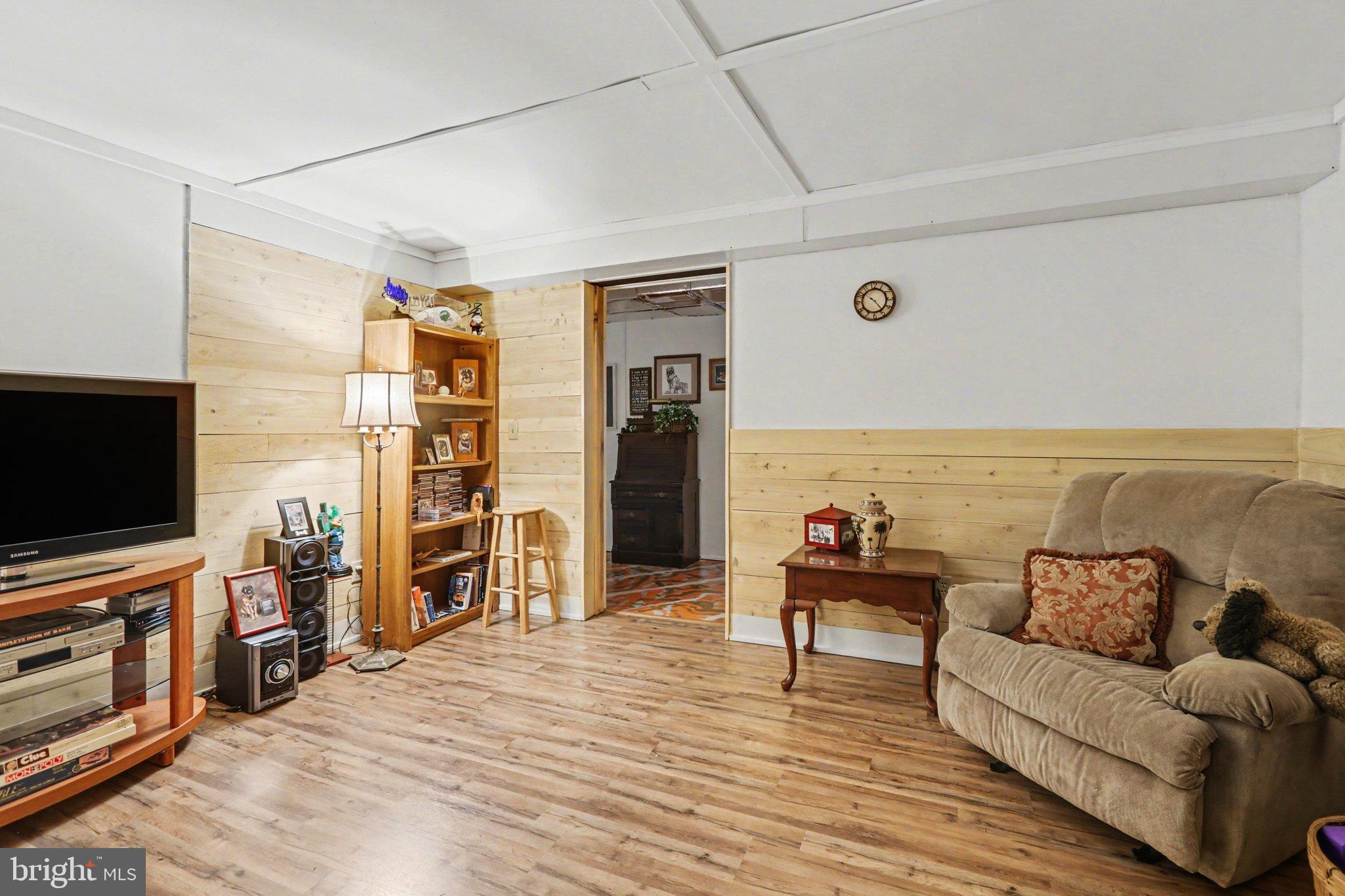 JAMESTOWN SQUARE - Residential