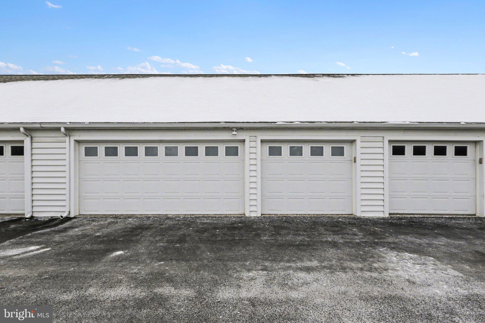 JAMESTOWN SQUARE - Residential