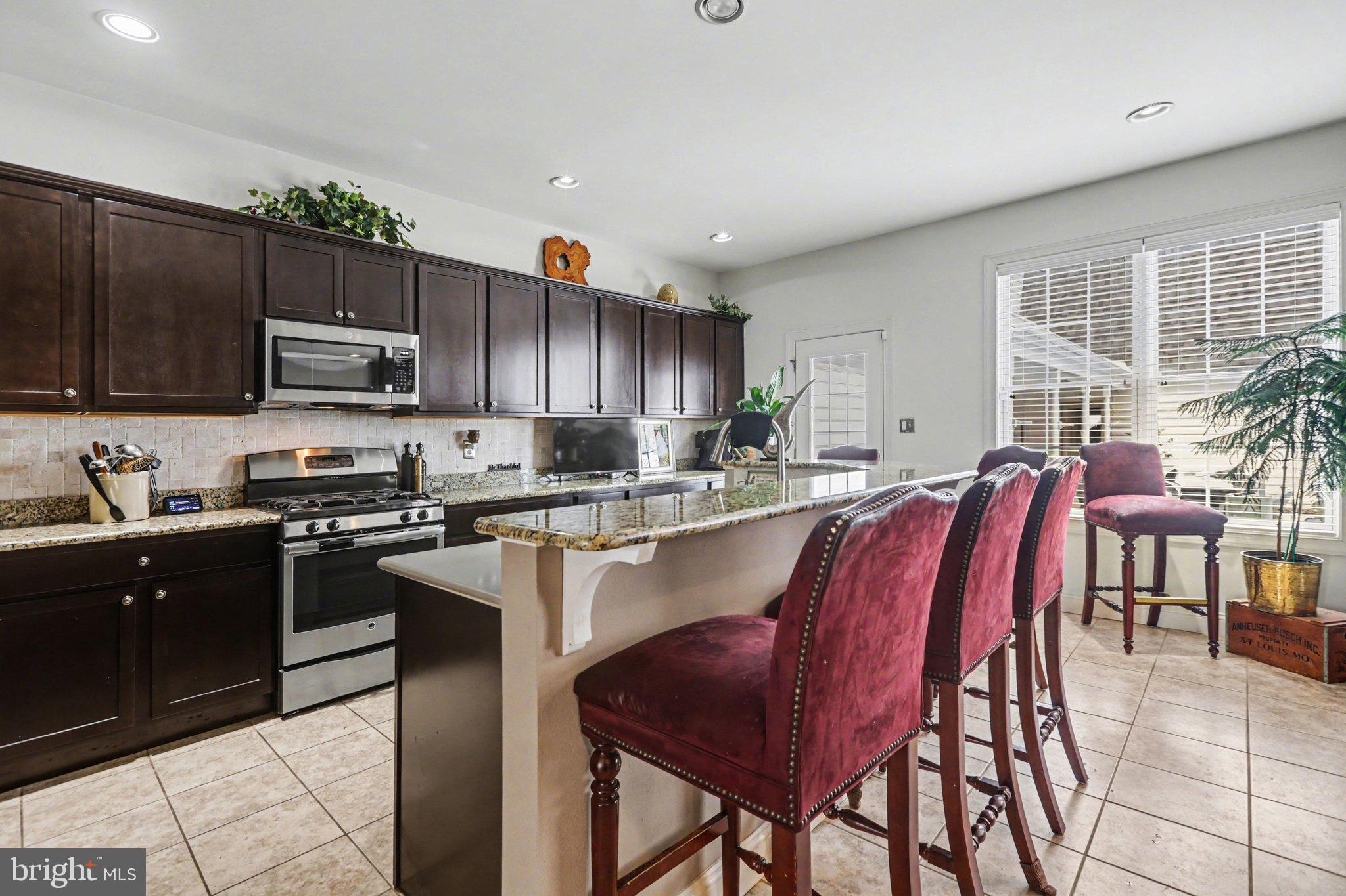 JAMESTOWN SQUARE - Residential