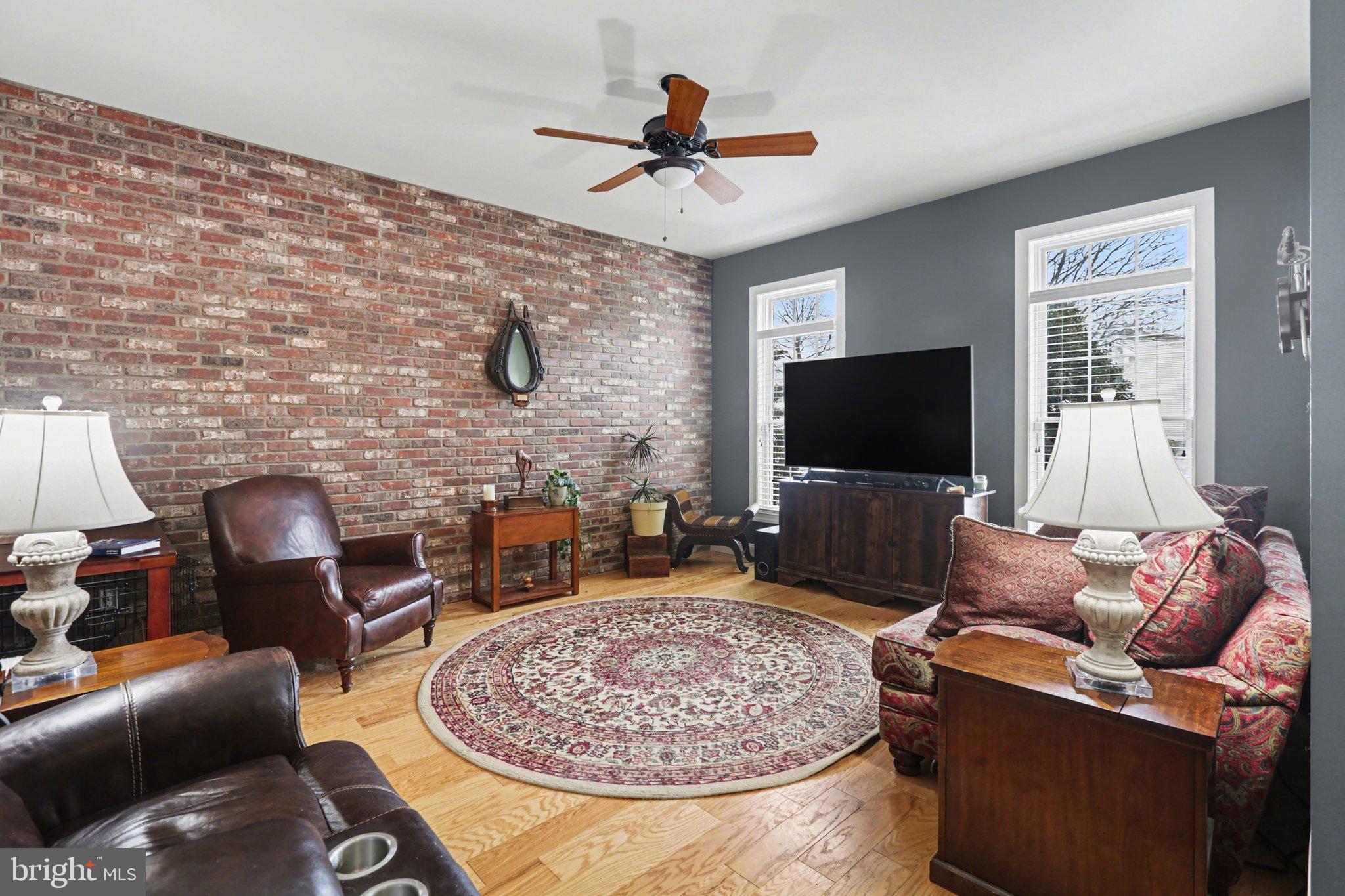 JAMESTOWN SQUARE - Residential