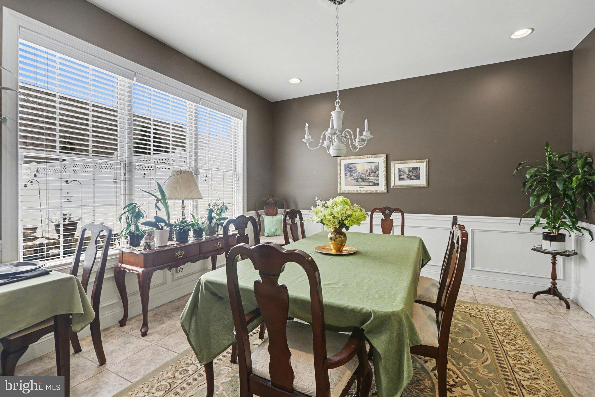 JAMESTOWN SQUARE - Residential