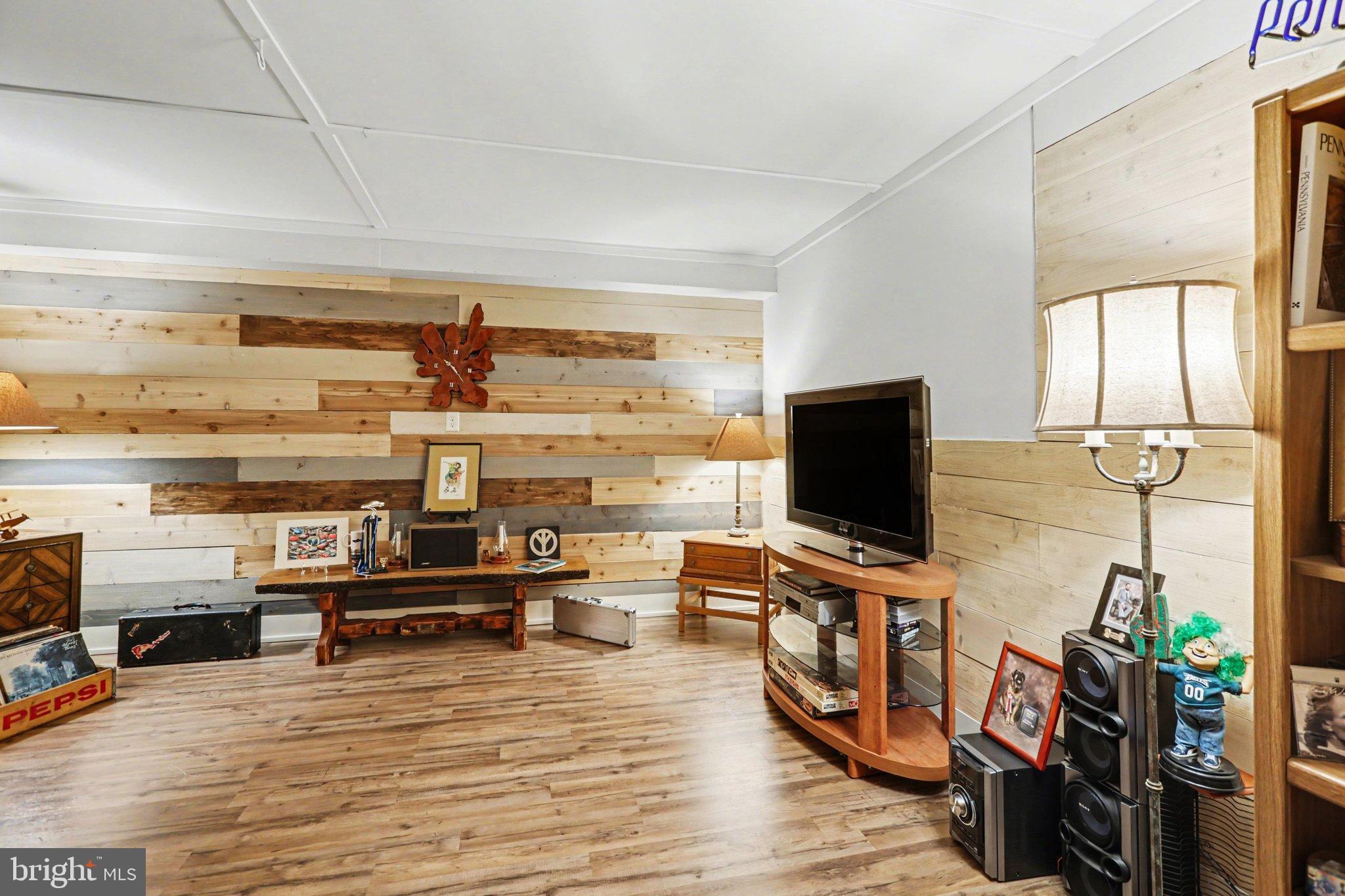 JAMESTOWN SQUARE - Residential