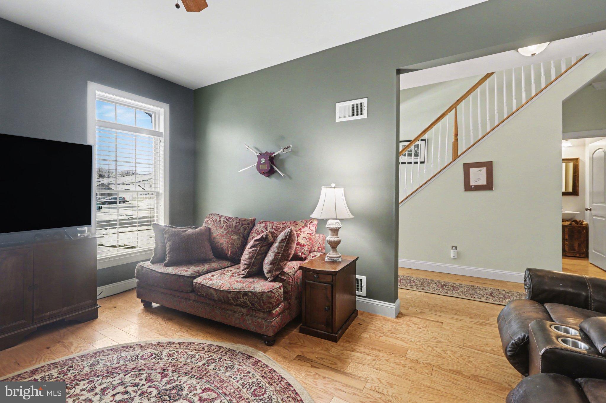 JAMESTOWN SQUARE - Residential