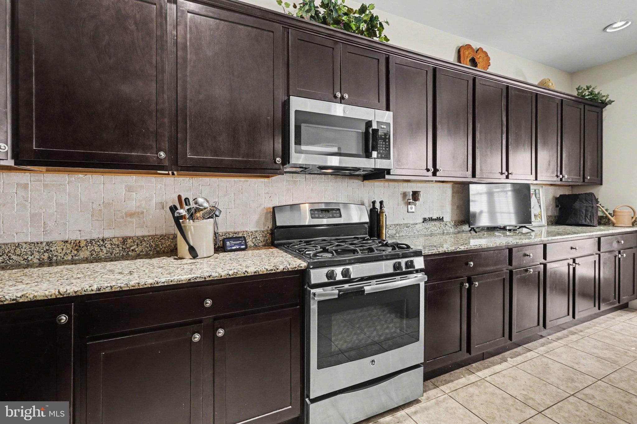 JAMESTOWN SQUARE - Residential