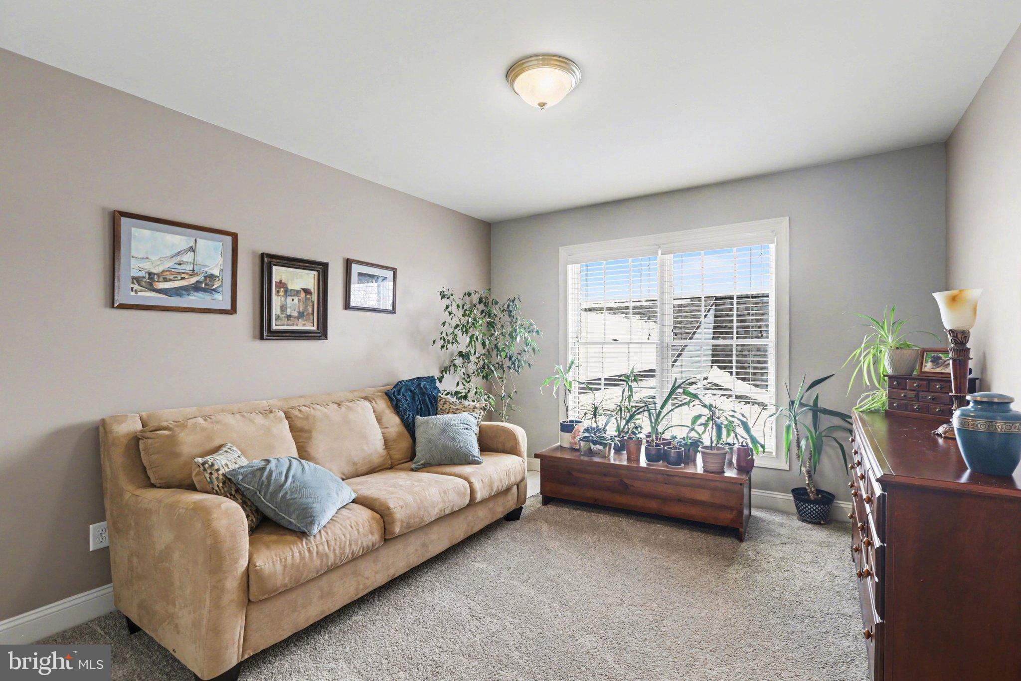 JAMESTOWN SQUARE - Residential