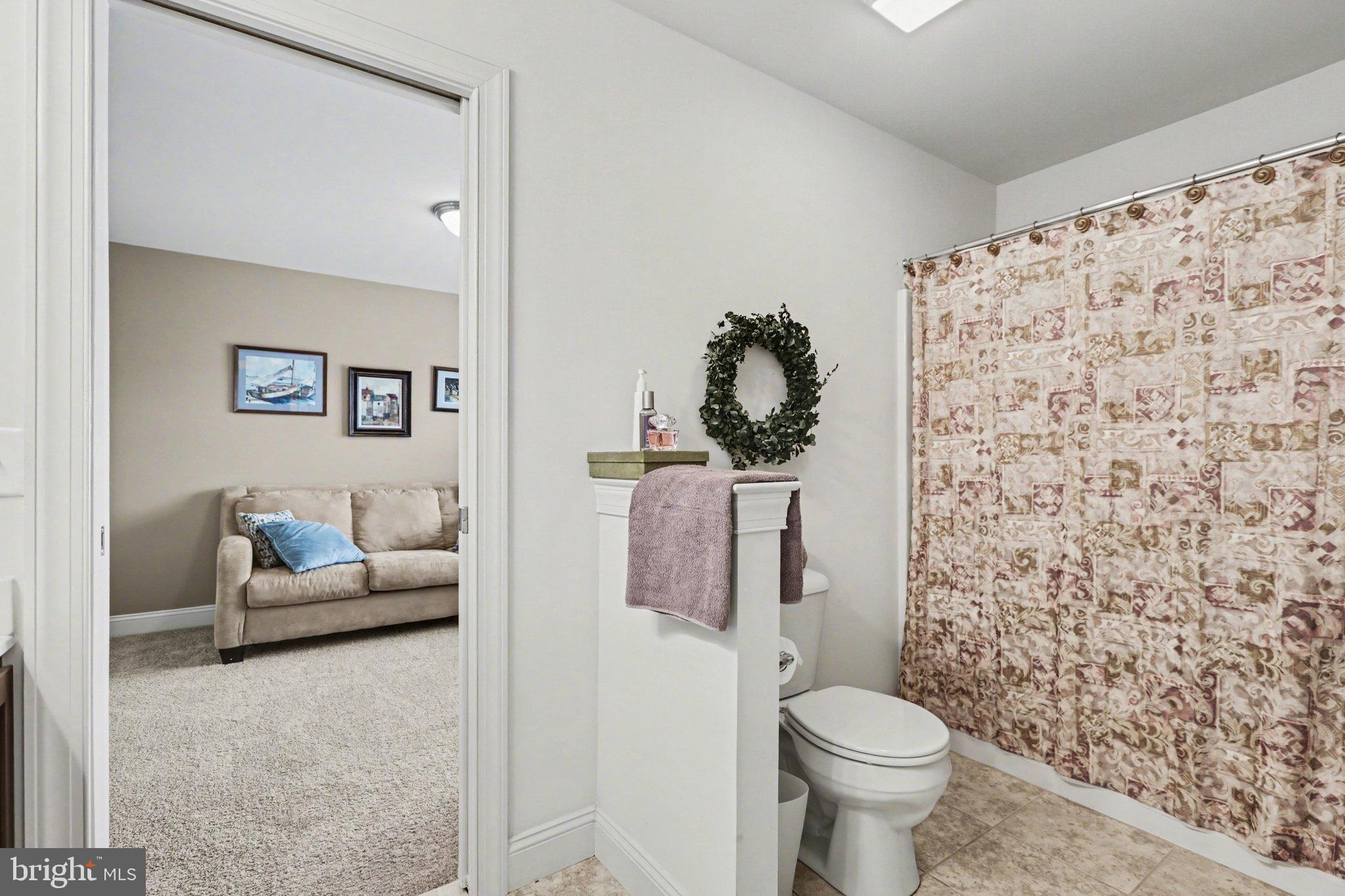 JAMESTOWN SQUARE - Residential