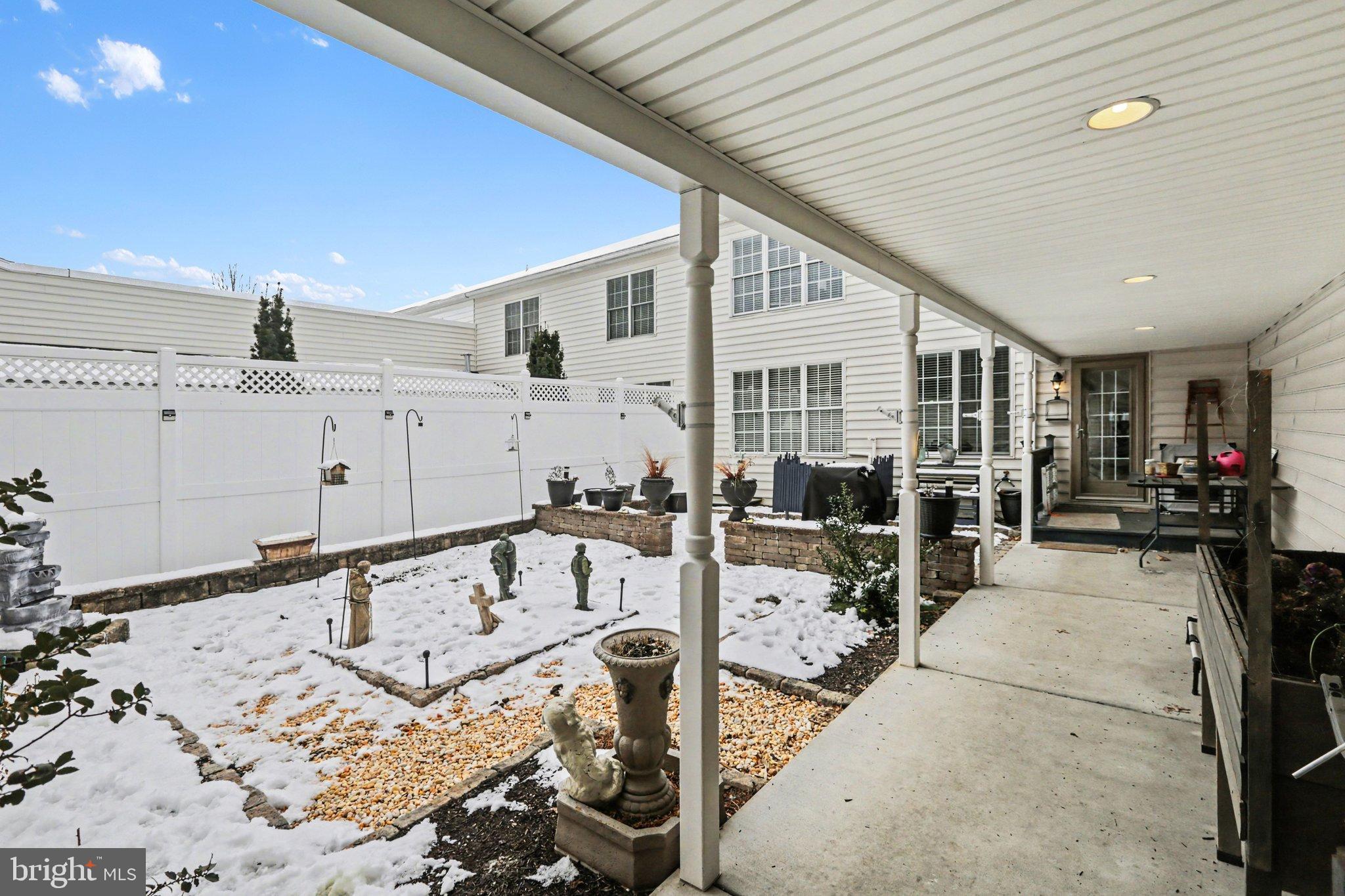 JAMESTOWN SQUARE - Residential