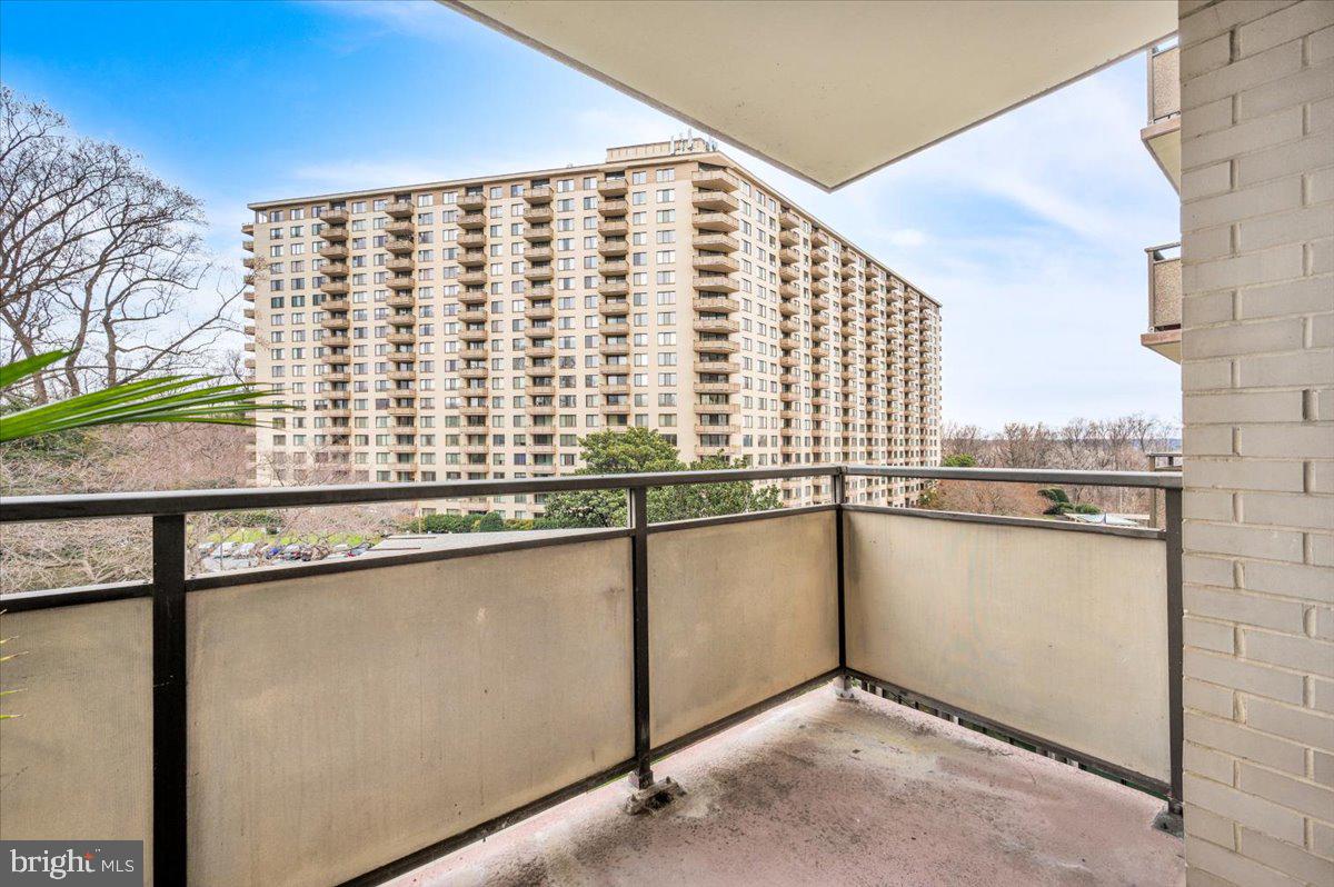 PROMENADE TOWERS - Residential