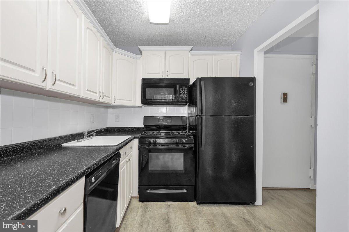 PROMENADE TOWERS - Residential