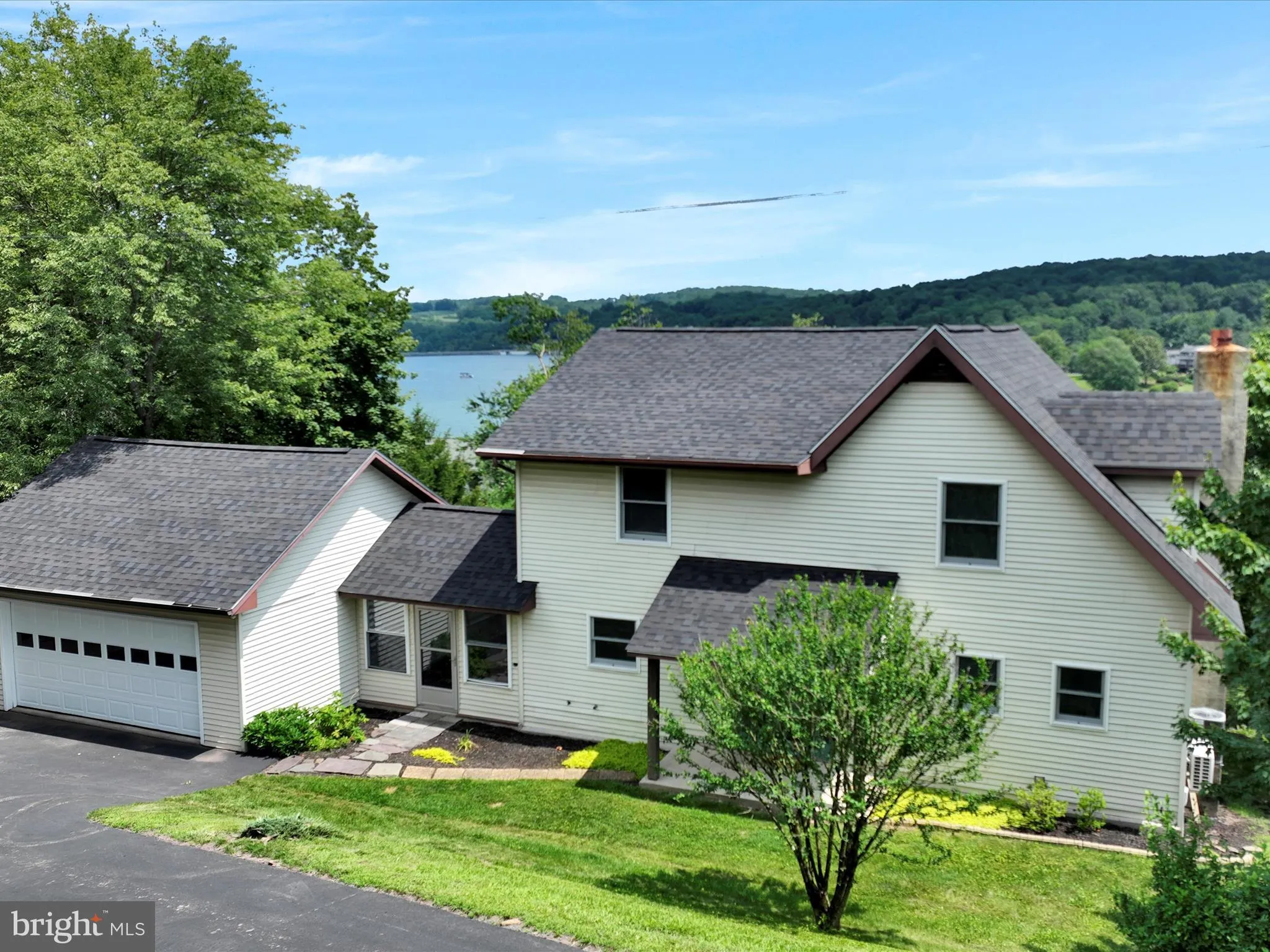 Auburn, Pennsylvania 17922, United States, 3 Bedrooms Bedrooms, ,3 BathroomsBathrooms,Residential,Active,164941