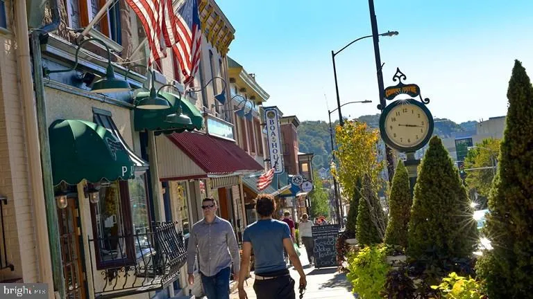 Conshohocken, Pennsylvania 19428, United States, 3 Bedrooms Bedrooms, ,3 BathroomsBathrooms,Residential,Contingent,43745