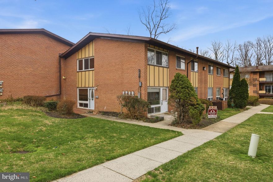 Welcome to this bright and spacious 2-levels Condo/Townhouse in the heart of Fairfax, W/ 3bedrooms 2full baths---ready for you to move right in! The main level's with hardwood floors that flows through the living and dining rooms. And with the large windows filled this level with natural sunlight, it's a convenient storage/utility/laundry room complete the first floor. Large sized owner’s bedroom with two closets, & 2 additional bedrooms—It offers plenty of parking and great amenities in this community. It's a prime location in Fairfax City. Don't miss it.