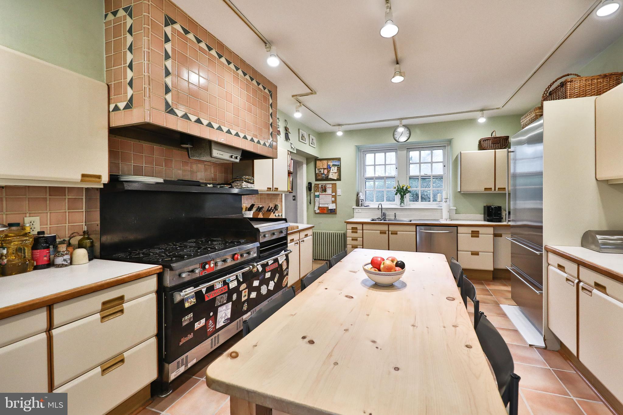 CHESTNUT HILL - Residential