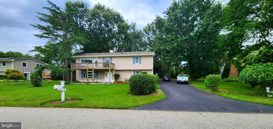 Experience your own piece of paradise.  Enjoy this fully furnished, well appointed home in a river front community. 4 bedrooms 3 baths close to the end of a quiet street. See the South River from your front yard and second floor kitchen deck.  Close to Maryland's state capital, commuter routes and plenty of restaurants and shopping.